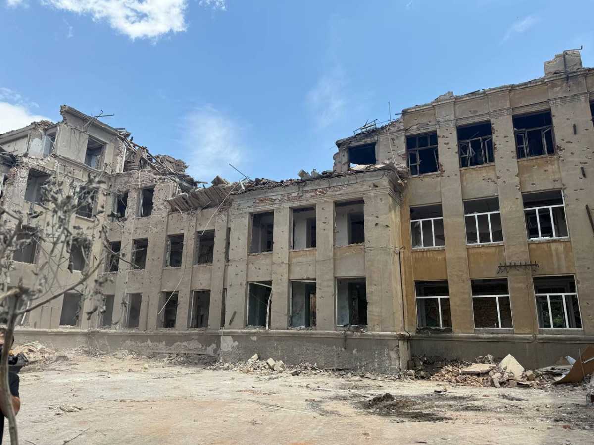 Зруйнований російською ракетою ліцей. Фото: 