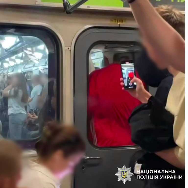 Порушник у метро. Фото: поліція Києва