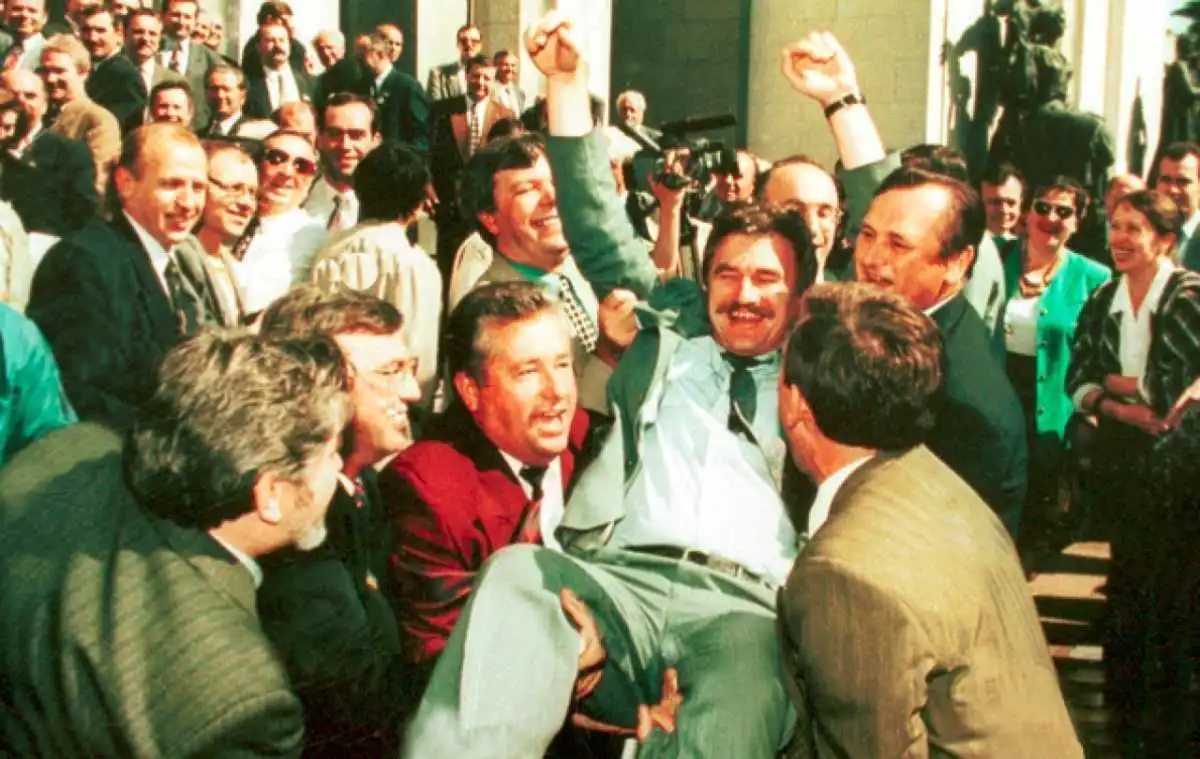Після голосування у Верховній Раді 28 червня 1996 року, на руках носять одного з авторів Конституції депутата Михайла Сироту. Фото: Укрінформ
