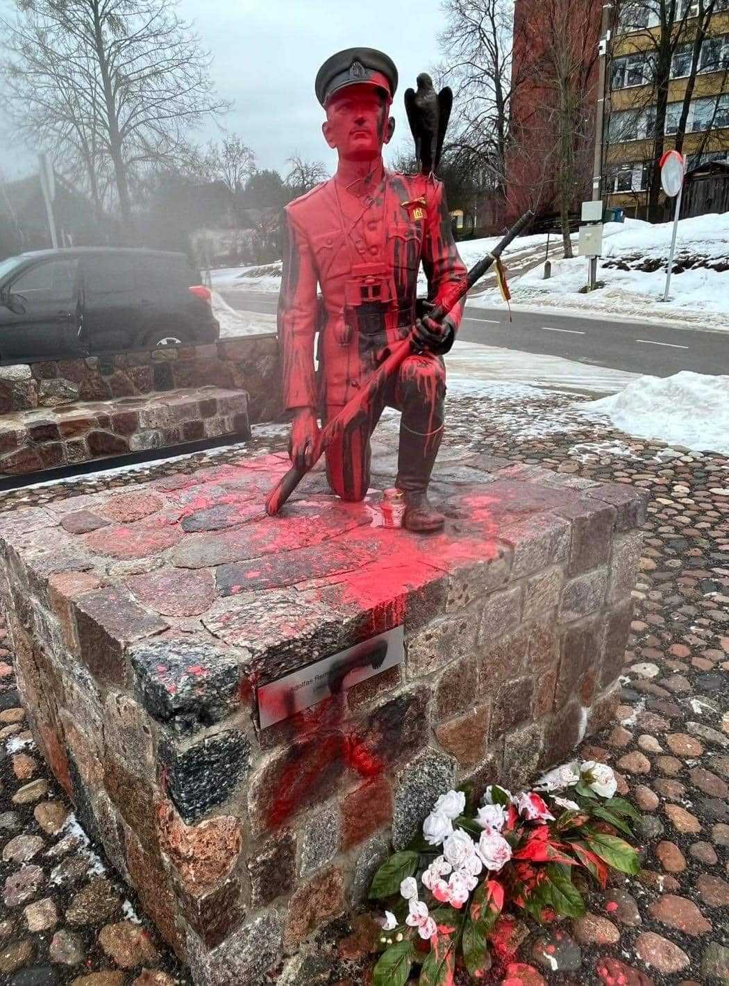 Пам'ятник облито червоною фарбою. Фото: Музей краю Меркіне
