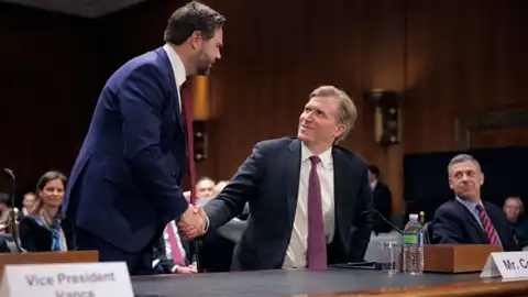Віце-президент Джей Ді Венс вітає номінанта Дональда Трампа на посаду заступника міністра оборони Елбріджа Колбі під час слухань у Сенатському комітеті з питань збройних сил, 4 березня 2025 року. 