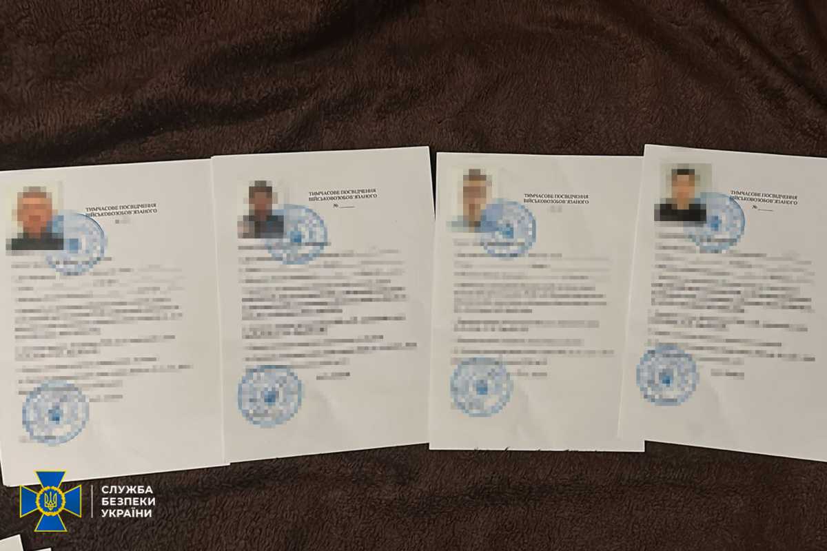 Підроблені документи. Фото: СБУ