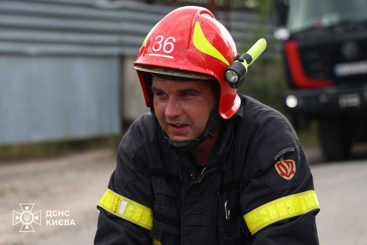 Rescuer. Extinguishing the fire. Photo: State Emergency Service of Kyiv