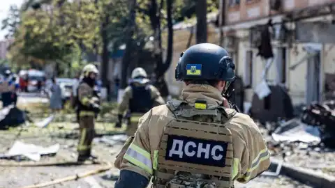 Спасатели на месте "прилета" в Харькове. Фото: ГосЧС Украины.