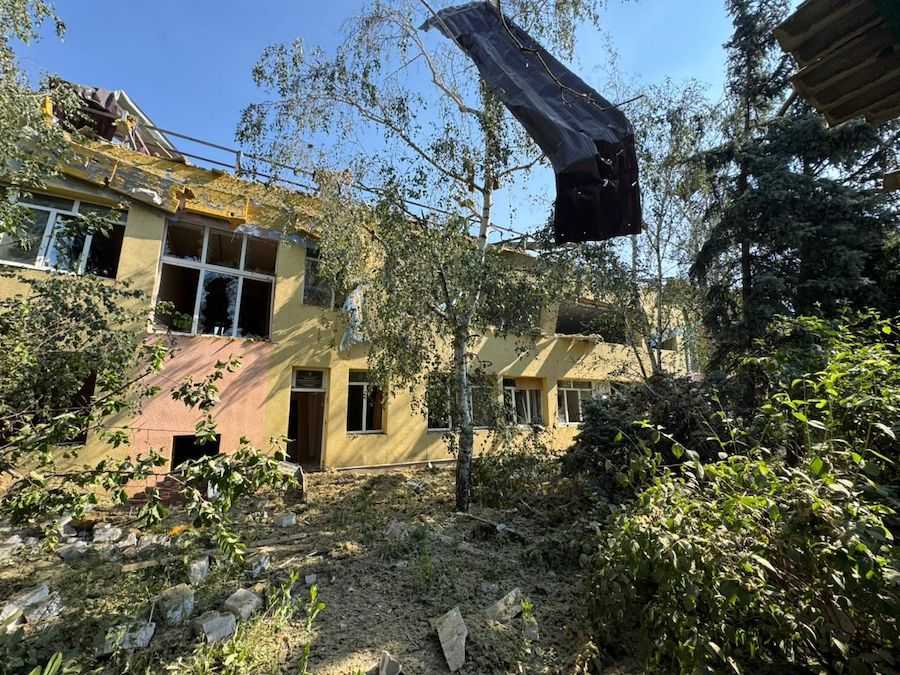 Наслідки авіаудару окупантів по Костянтинівці 8 липня. Фото: Костянтинівська МВА.