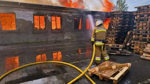 Ликвидация последствий ночной массированной атаки РФ. Фото: ГСЧС