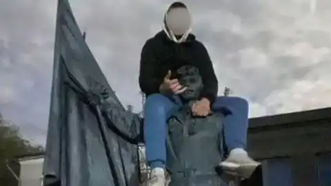 Парень залез на памятник Герою Небесной Сотни. Скриншот видео