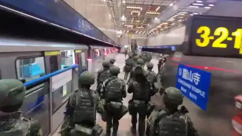 Тайваньские военные в метрополитене Тайбэя. Фото: скриншот видео.