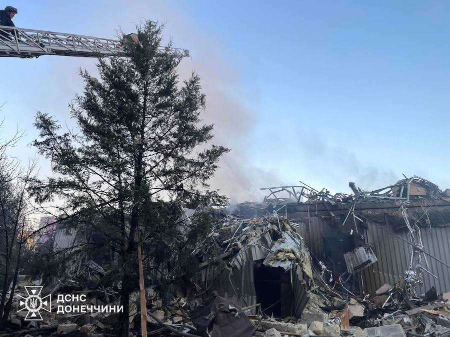 Наслідки авіаудару окупантів по Добропіллю. Фото: ДСНС України.