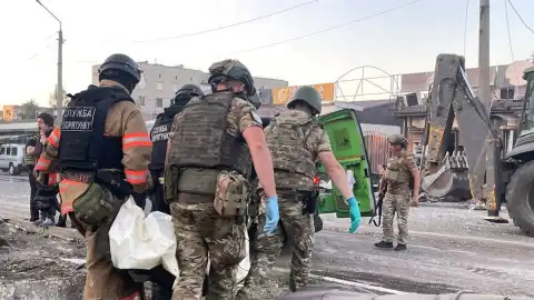 Последствия авиаудара оккупантов по Доброполью. Фото: ГосЧС Украины.