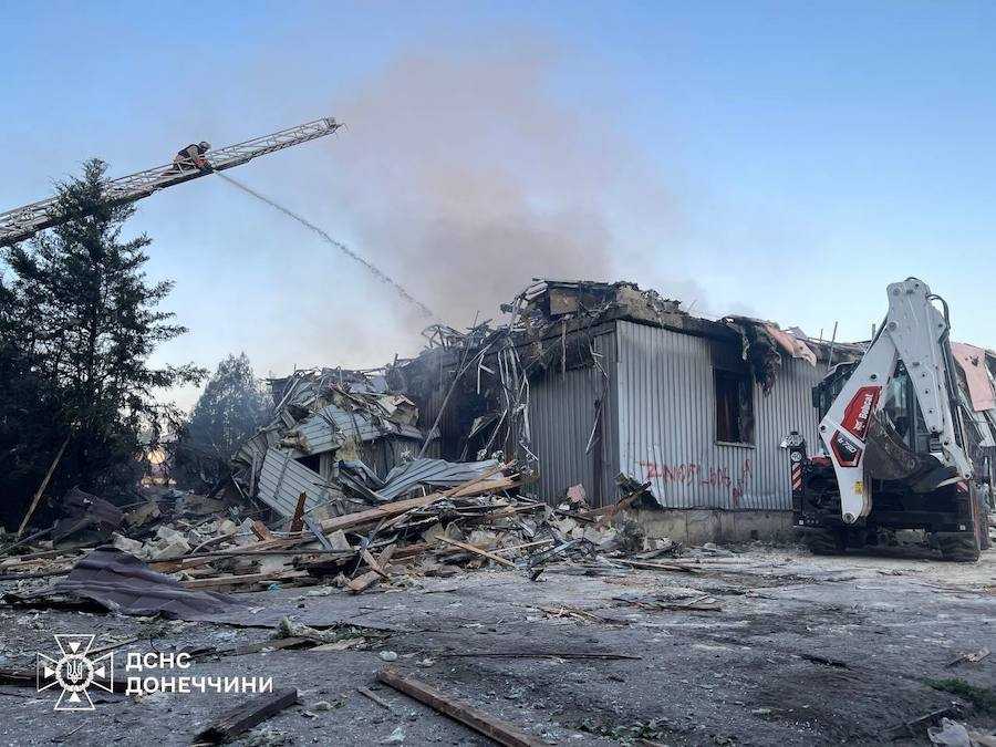 Наслідки авіаудару окупантів по Добропіллю. Фото: ДСНС України.