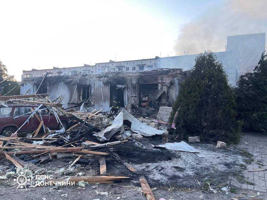 Наслідки авіаудару окупантів по Добропіллю. Фото: ДСНС України.