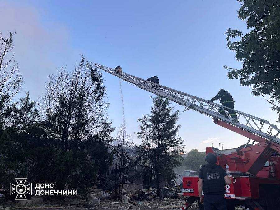 Наслідки авіаудару окупантів по Добропіллю. Фото: ДСНС України.