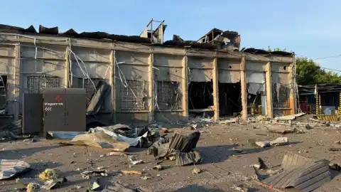 Поврежденное отделение "Новой почты" в Славянске. Фото: telegram/Вадим Филашки
