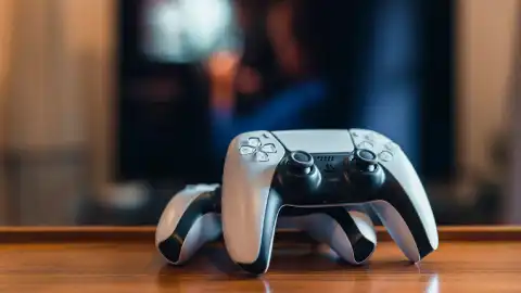 Геймпады DualSense для PlayStation 5. Фото: Depositphotos