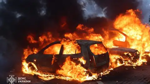Вогонь охопив автівку після атаки РФ по Харкову. Фото: ДСНС