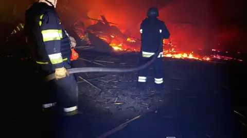 Пожарные ликвидируют пожар в результате атаки РФ по Днепропетровской области. Фото: ГСЧС