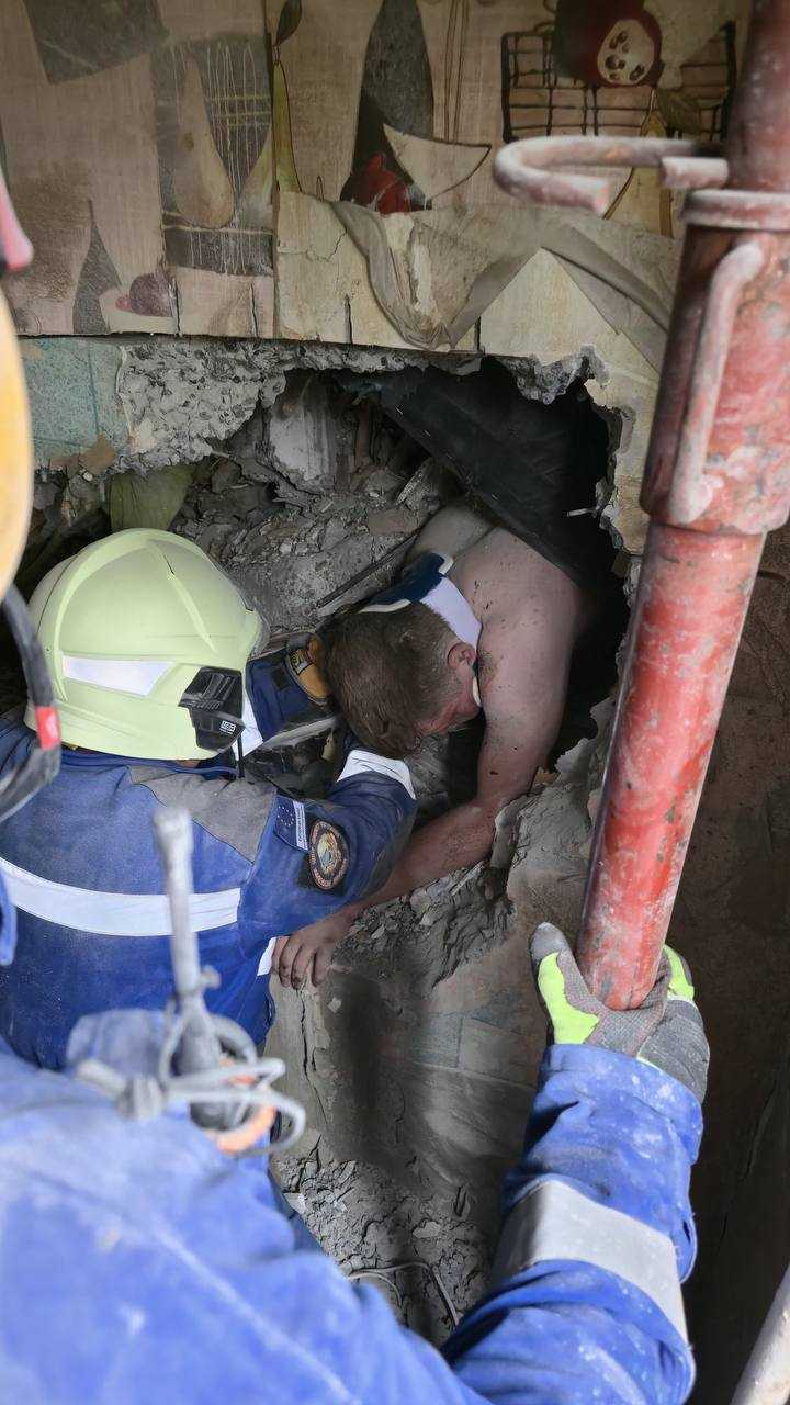 Надзвичайники рятують чоловіка з-під завалів. Фото: Telegram/Ігор Клименко