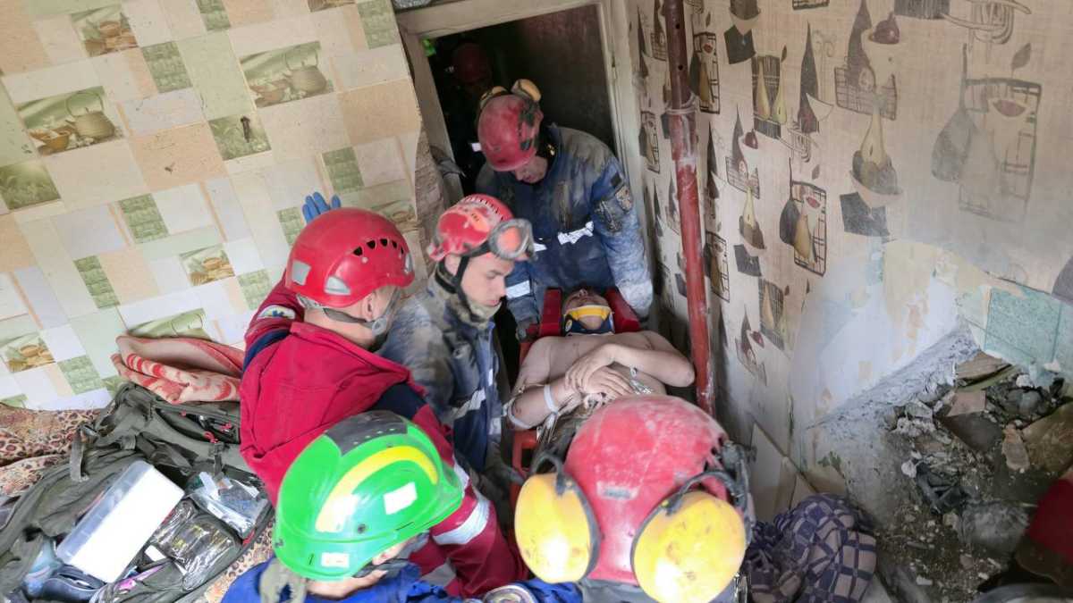 Надзвичайники рятують чоловіка з-під завалів. Фото: Telegram/Ігор Клименко