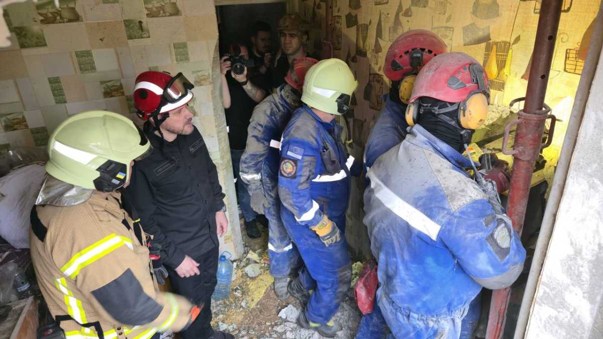 Надзвичайники рятують чоловіка з-під завалів. Фото: Telegram/Ігор Клименко