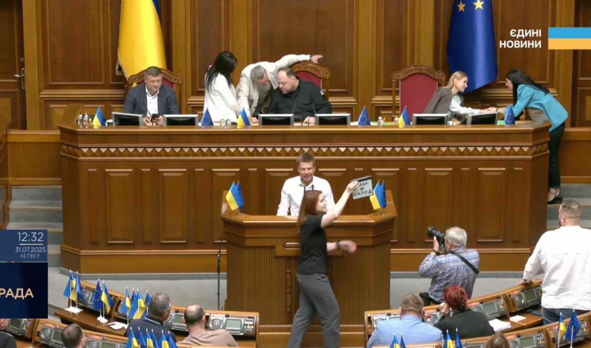 Мар'яна Безугла з табличкою 