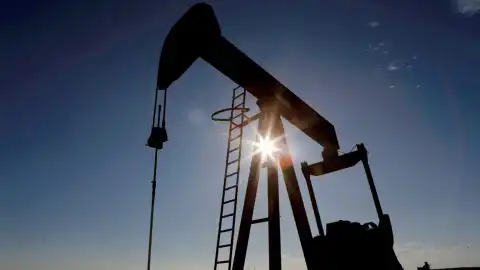 Добыча нефти. Фото: Angus Mordant/File Photo.