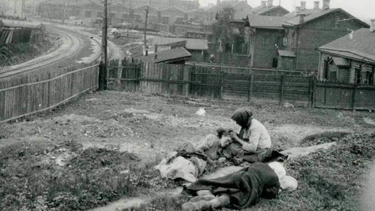 Жертви голоду. Харківська область, 1933. Фото з колекції кардинала Теодора Інніцера