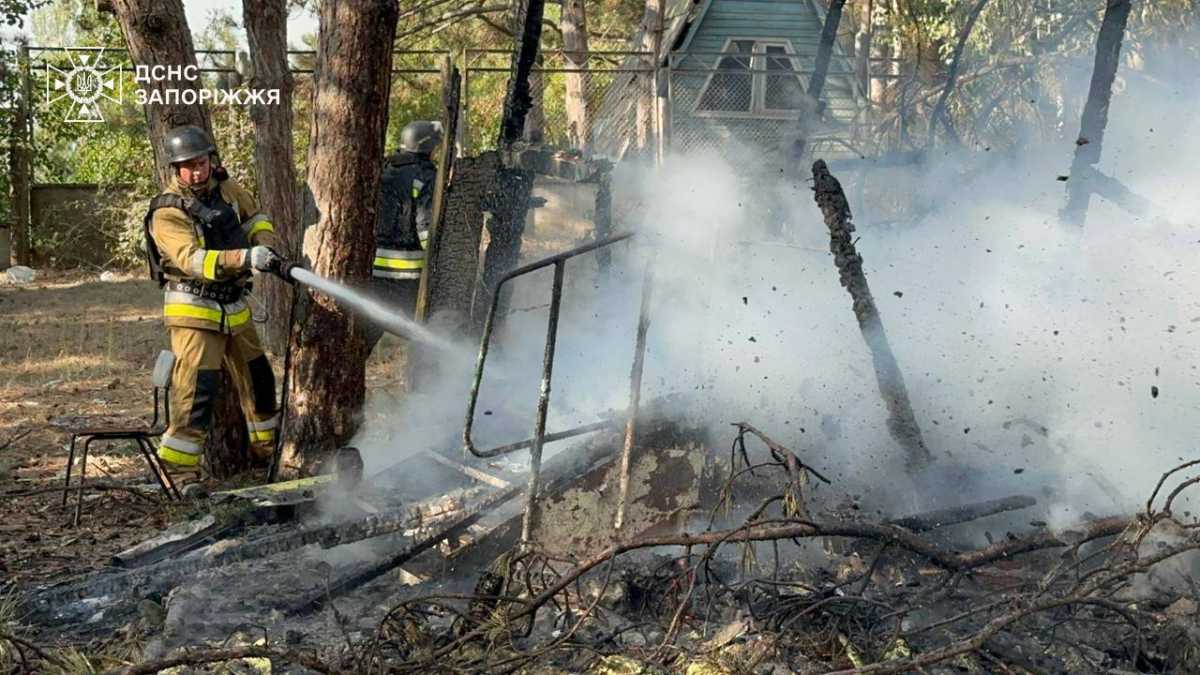 Росіяни вдарили по базі відпочинку в Запорізькому районі. Фото: ДСНС