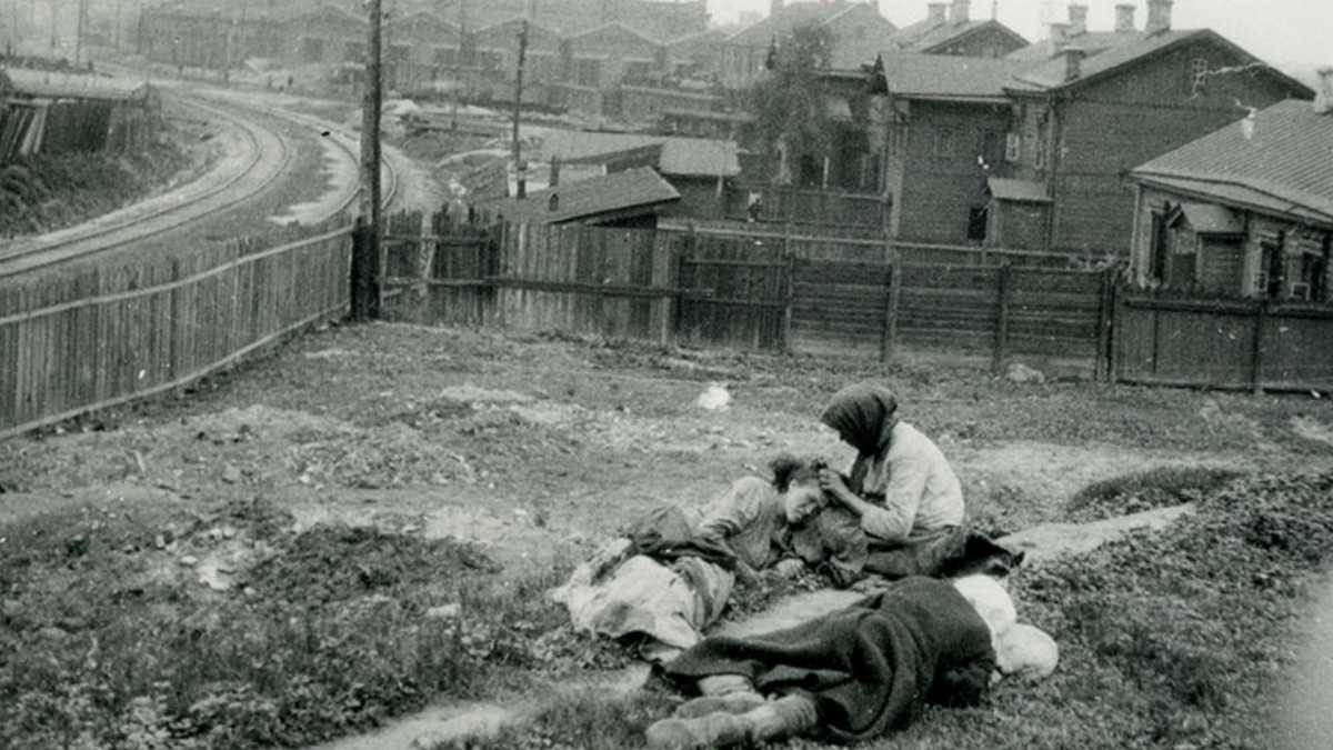 Жертви голоду. Харківська область, 1933. Фото з колекції кардинала Теодора Інніцера