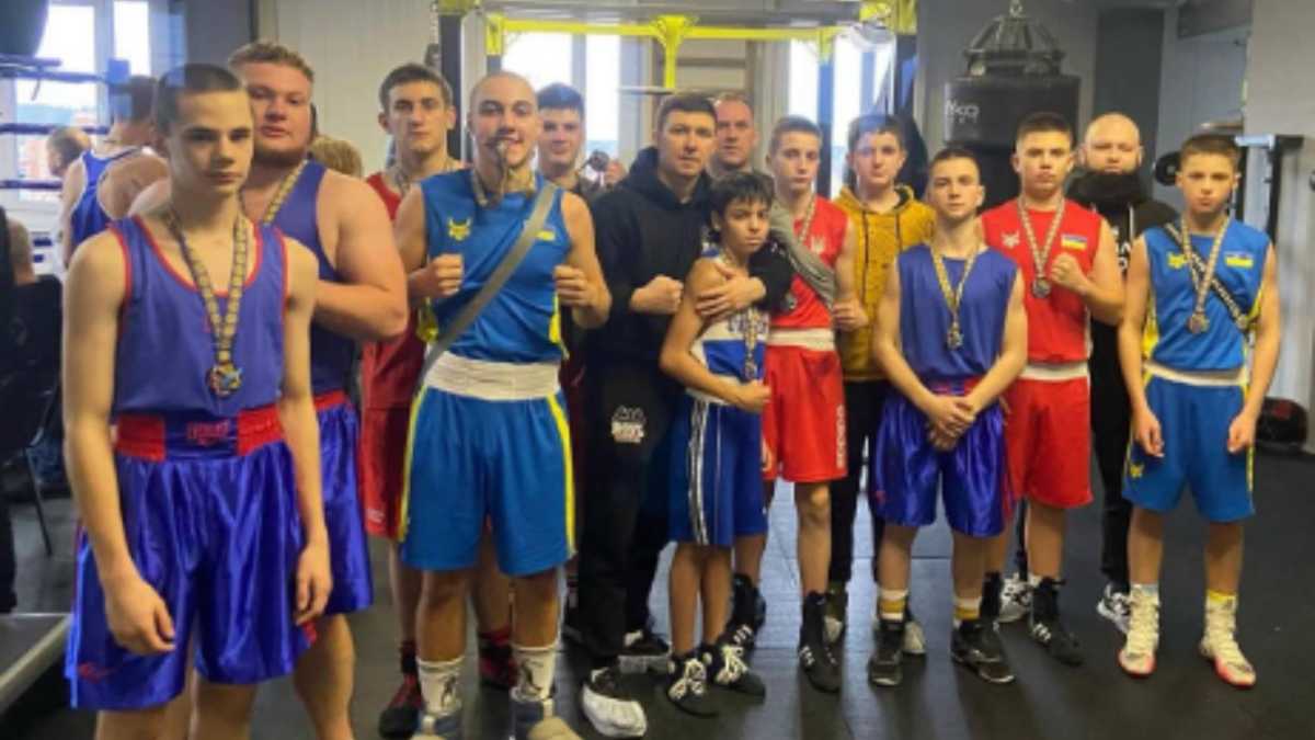 Фото: Тренер Богдан Высочанский вместе с коллегами и воспитанниками.
