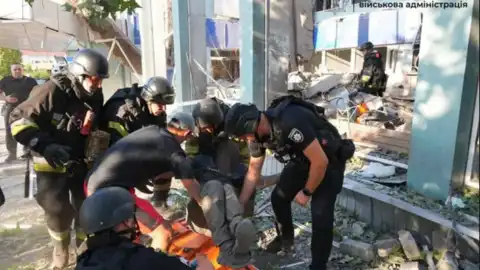 Россия нанесла авиаудар по вокзалу в Запорожье: есть раненые, под завалами могут быть люди