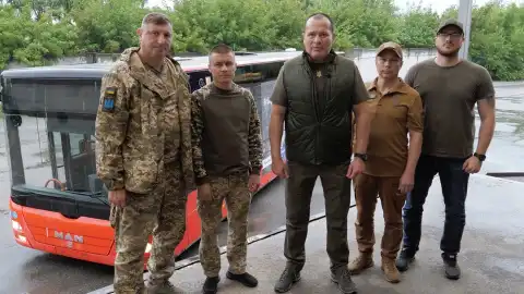 "Українська команда" передала 72 бригаді автобус