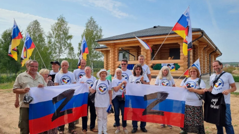 Фото 2022 года, на котором работник компании позирует с членами движения "Дружба", обнародовало Министерство международных и межрегиональных связей Нижегородской области России.