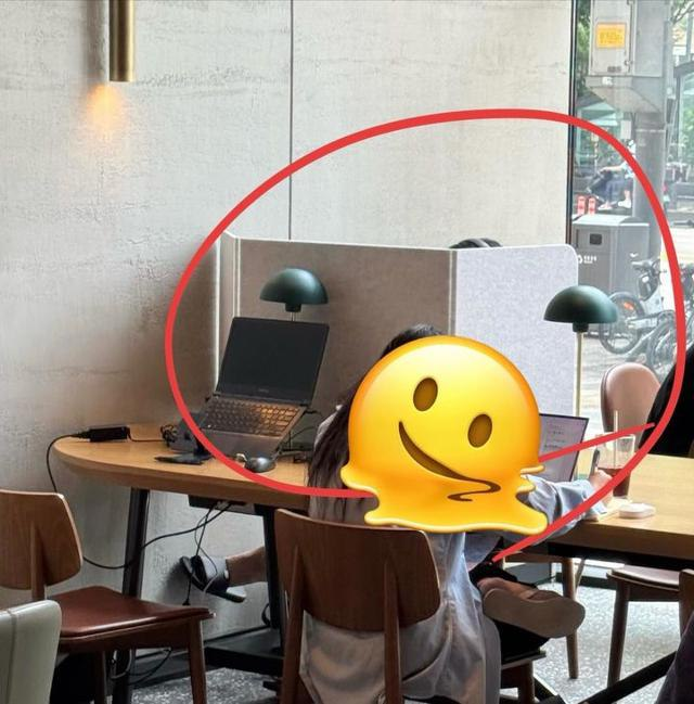 Імпровізований офіс в Starbucks. Фото: Korea's JoongAng Daily