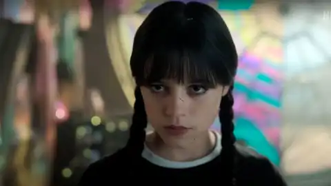 Дженна Ортега в роли Уэнсдэй. Фото: Netflix