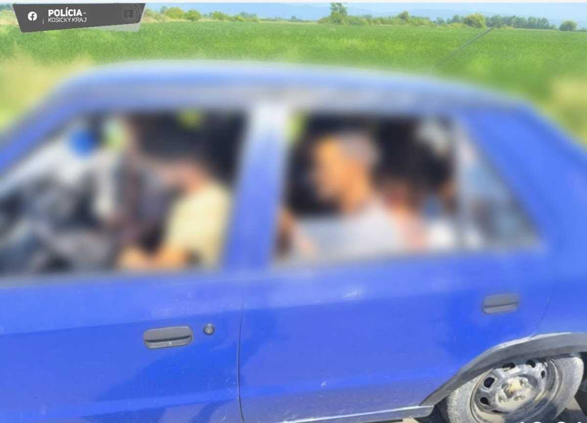 Škoda Felicia і 18 пасажирів. Фото: Polícia SR - Košický kraj