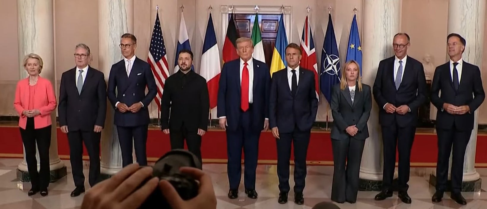 Володимир Зеленський, Дональд Трамп разом з європейськими лідерами. Фото: скриншот відео
