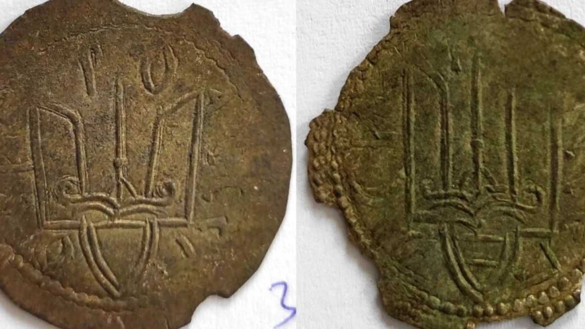 Дві із 38 монет (срібники) періоду України-Русі з «Городницького скарбу». Їх датують 1010–1019 роками