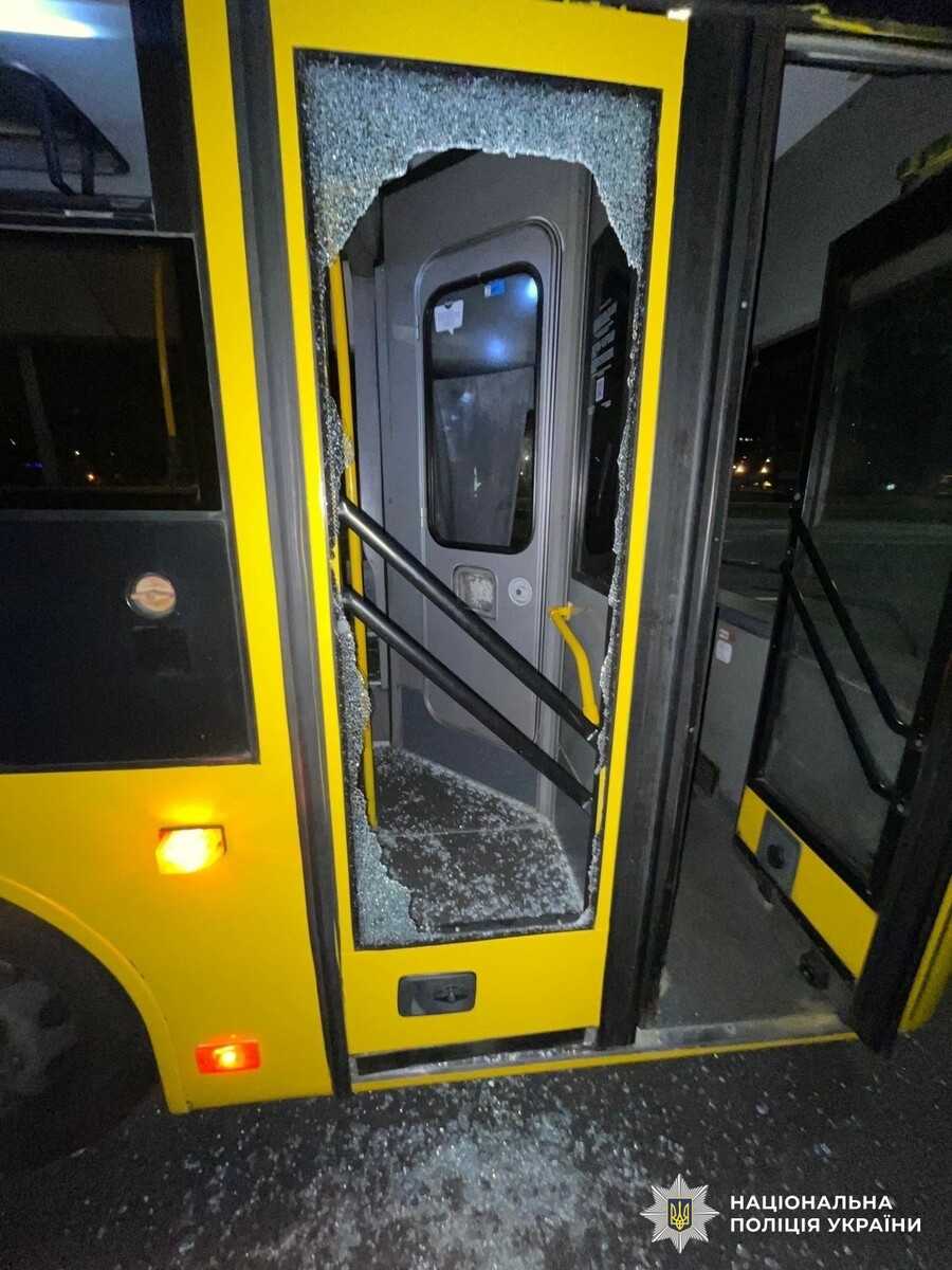 Порушник вибив скло у дверях автобуса. Фото: Нацполіція