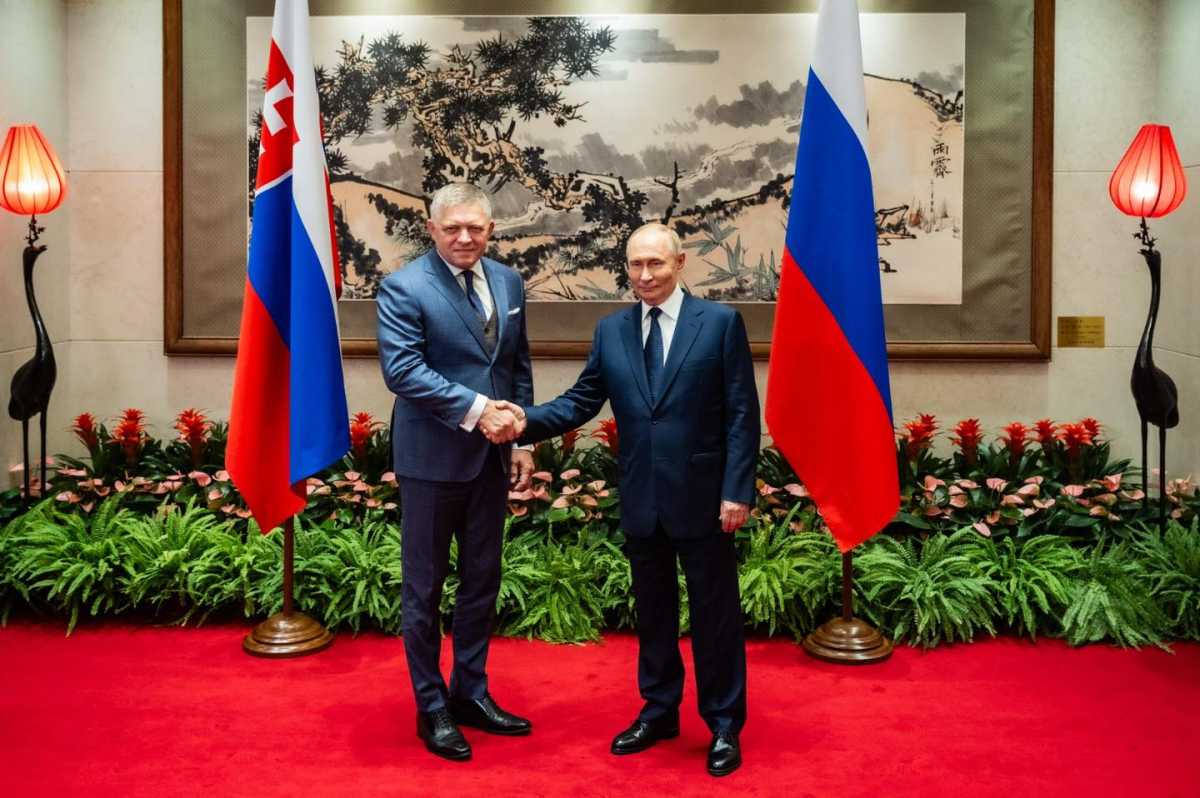 Роберт Фіцо та російський диктатор Путін у Китаї. Фото: facebook/robertficosk