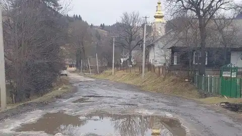 There are not even whole roads in the Ust-Chornyanska and Yasinyanska communities. Photo:  Free Svydovets/Facebook