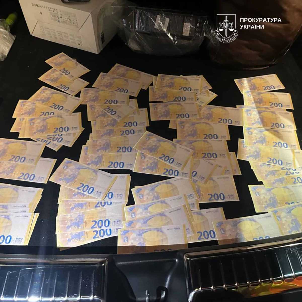 Вилучені гроші. Фото: Facebook/Чернівецька обласна прокуратура