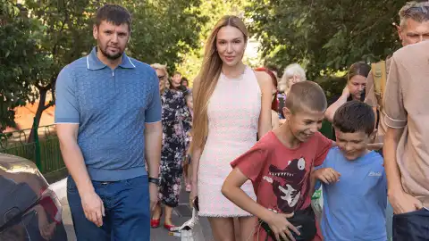 Владелец "Домино" Антон Шухнин привез детям-переселенцам более 100 наборов к учебному году