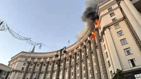 Будівля Кабміну після атаки РФ. Фото: facebook/ДСНС
