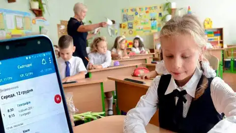 Электронный дневник. Коллаж: "Укринформ"