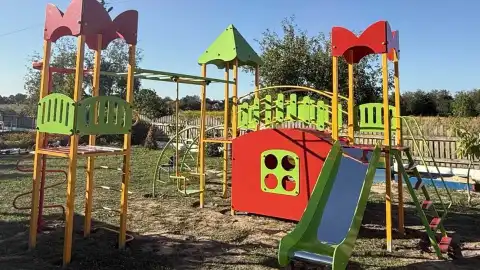 Благотворители совместно с ГУР приобрели и установили новую игровую площадку в пострадавшем во время вторжения детском саду в Королевке