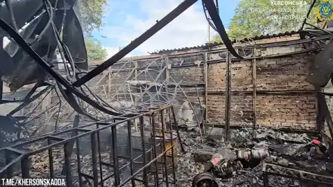 Последствия атаки по Херсону. Кадр видео