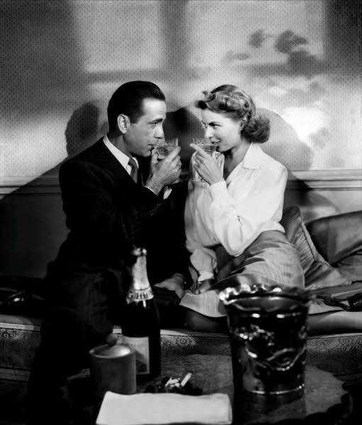 5. Касабланка (Casablanca, 1943)
Сюжет: Любов, самопожертва і війна переплітаються: власник нічного клубу опиняється між почуттями до колишньої коханої та обов’язком перед боротьбою за свободу.
Касові збори: $4,732,250
IMDb: 8.5/10