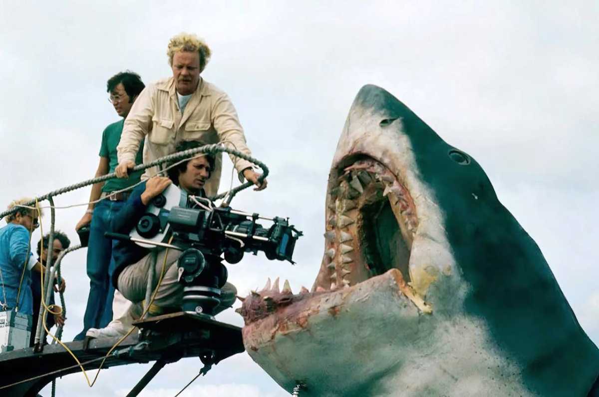 7. Щелепи (Jaws, 1975)Сюжет: Гігантська біла акула тероризує курортне містечко. Напружений трилер Стівена Спілберга встановив новий стандарт для хоррорів і блокбастерів. Касові збори: $477,920,000IMDb: 8.1/10