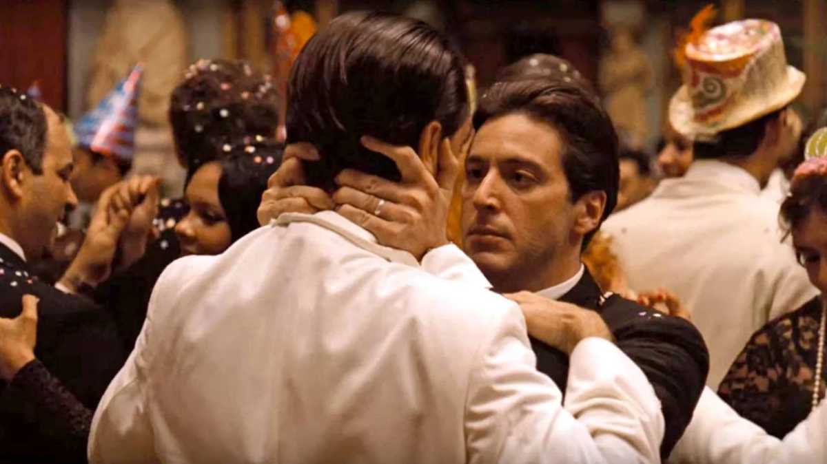 2. Хрещений батько 2 (The Godfather Part II, 1974)Сюжет: Паралельні історії: підйом молодого Віто Корлеоне та правління його сина Майкла, із драматичними конфліктами влади, родини та зради.Касові збори: $47,834,595 (США)IMDb: 9.0/10